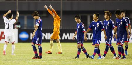 PK戦で北朝鮮に敗れ、引き揚げる日本。左から2人目は南野=ネピドー(ゲッティ=共同)