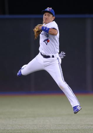 二ゴロをさばき一塁に送球するブルージェイズの川崎宗則内野手。8月27日のレッドソックス戦で。(2014年8月27日、ゲッティ=共同)
