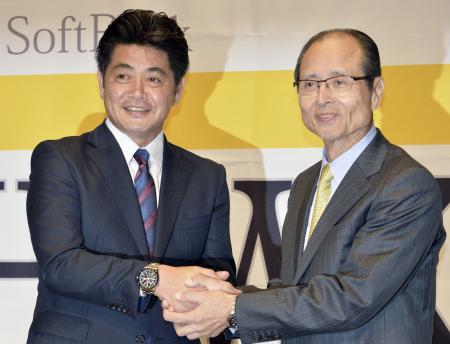 ソフトバンクの監督に就任し、王貞治球団会長(右)と握手する工藤公康氏(2014年11月1日、共同)