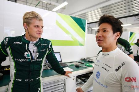 今季のチームメート・エリクソンと話す小林可夢偉。来シーズンもその勇姿をF1で見ることはできるのだろうか=Caterham F1 Team
