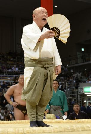大相撲九州場所で45年の土俵人生に終止符を打った、立呼び出しの秀男(2014年11月11日、共同)