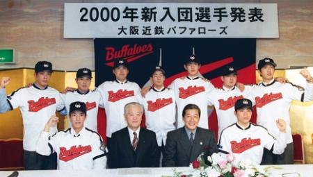 2000年の近鉄入団発表。ドラフト2位の高木康成投手(前列左端)は梨田監督(同左から3人目)の下、プロ生活を踏み出した(1999年12月14日、共同)