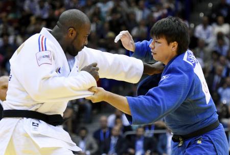今年の世界選手権男子100キロ超級決勝で王者テディ・リネール(左)と対戦する七戸龍(2014年8月30日、共同)
