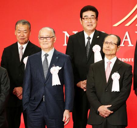 「NPB80周年ベストナイン」に選ばれ、檀上で笑顔を見せる(前列左から)長嶋茂雄氏、王貞治氏、(後列左から)福本豊氏、山本浩二氏=26日午後、東京都内のホテル