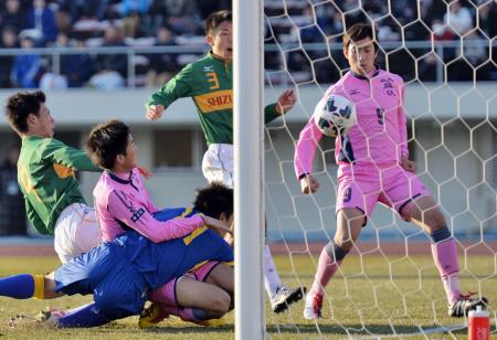全国高校サッカー準々決勝 日大藤沢―静岡学園 後半、先制ゴールを決める日大藤沢・前田(右端)=浦和駒場