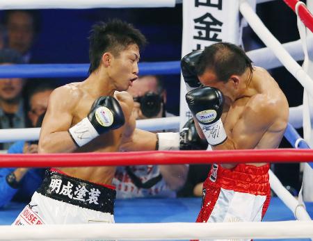 2回、オマール・ナルバエス(右)を攻める井上尚弥=東京体育館