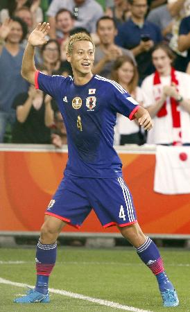 日本―ヨルダン 前半、先制ゴールを決め喜ぶ本田=メルボルン(共同)