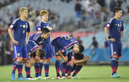 UAEにPK戦で敗れ、肩を落とす本田(左端)ら日本イレブン=シドニー(共同)