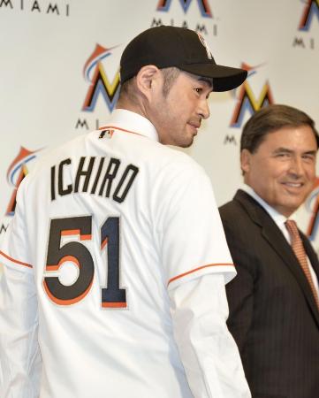 マーリンズへの入団記者会見で、背番号「51」のユニホームを披露するイチロー外野手=29日午後、東京都内のホテル