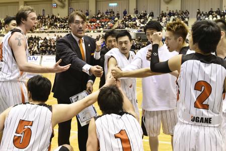 経営破綻後、初めての試合で円陣を組むNBL和歌山の選手たち(2015年1月21日、共同)