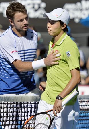 全豪オープンテニスの男子シングルス準々決勝で、前回覇者のワウリンカ(左)に敗れた錦織圭=28日、メルボルン(共同)