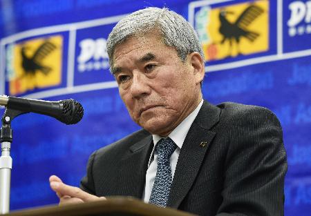 日本代表のアギーレ監督の解任を発表し、厳しい表情で記者の質問を聞く日本サッカー協会の大仁邦弥会長=3日、東京都文京区