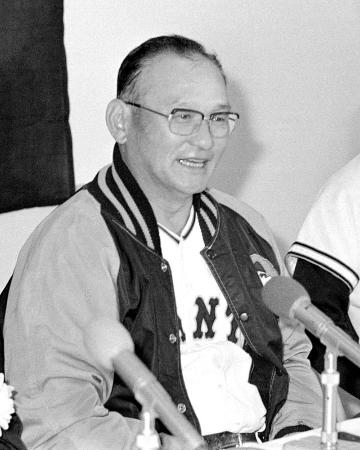 巨人の監督辞任を発表する川上哲治さん=静岡・草薙球場