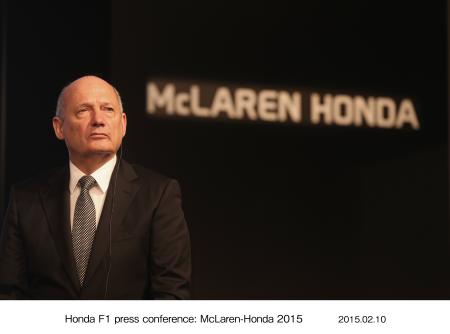 10日にホンダが東京の本社で行った記者会見に出席したロン・デニス=HONDA