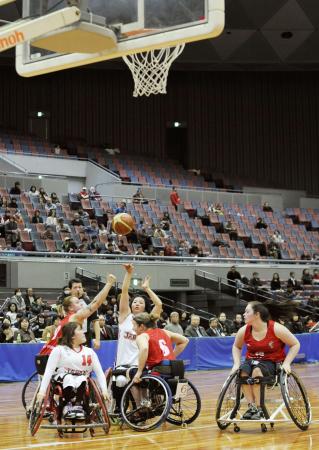 大阪市で行われた車いすバスケットボール女子の国際親善大会で優勝を争う日本ー英国戦(2015年2月16日、共同)