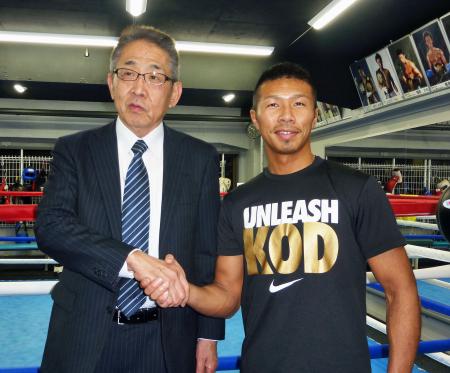 WBAのスーパー王者に昇格した内山高志(右)とジムの渡辺均会長(2015年2月23日、共同)