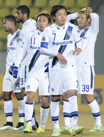 城南に敗れ2連敗を喫した(右から)宇佐美、遠藤らG大阪イレブン=城南(共同)