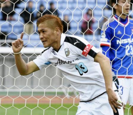 横浜M―川崎 後半、ゴールを決め駆けだす川崎・大久保=日産スタジアム