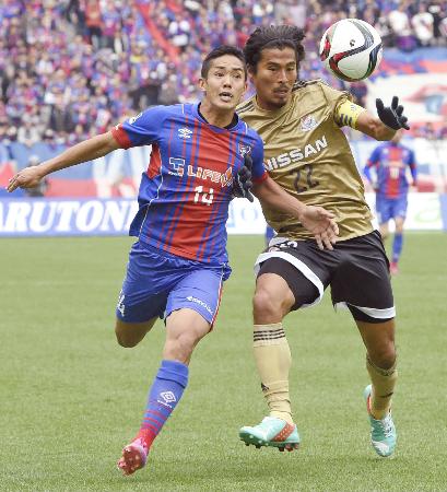 FC東京―横浜M 前半、競り合うFC東京・武藤(左)と横浜M・中沢=味スタ