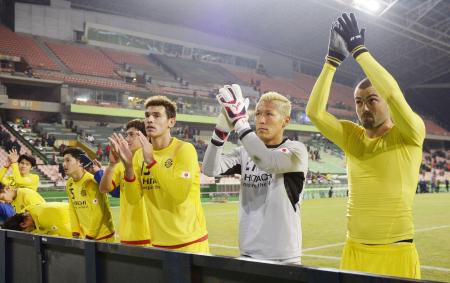 敵地で行われたACL1次リーグ初戦で全北と引き分け、サポーターにあいさつするレアンドロ(右端)ら柏イレブン(2015年2月24日、共同)