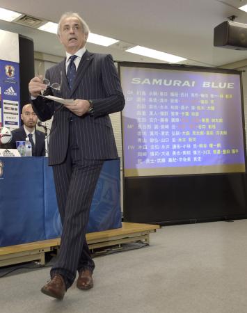国際親善試合のチュニジア戦とウズベキスタン戦に臨むメンバー31人を発表するサッカー日本代表のバヒド・ハリルホジッチ新監督=19日午後、東京都文京区