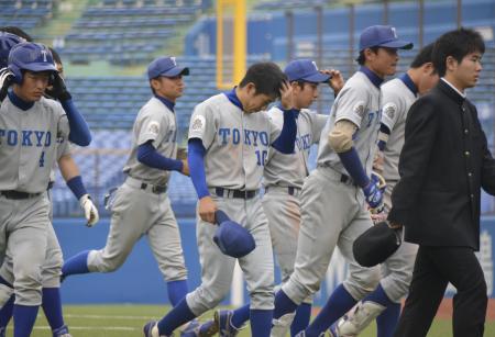 4月19日の早大戦で敗れて連敗が90となり、うなだれて引き揚げる飯田主将(中央)ら東大ナイン(2015年4月19日、共同)