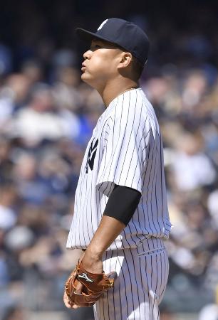 ブルージェイズ戦の3回、2ランを浴び立ち尽くすヤンキース・田中将大投手=4月6日、ニューヨーク(共同)