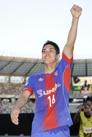 川崎に逆転勝ちし、ガッツポーズするFC東京・武藤=味スタ