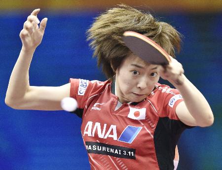 世界選手権個人戦女子シングルス2回戦を突破した日本のエース石川佳純(2015年4月29日、共同)