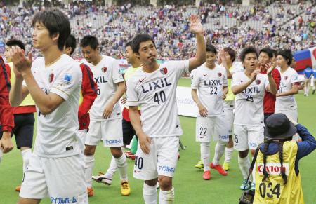 FC東京に勝利し、サポーターの声援に応える小笠原(40)ら鹿島イレブン=味スタ