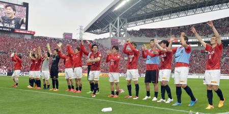 FC東京に大勝し、サポーターの声援に応える浦和イレブン=埼玉スタジアム