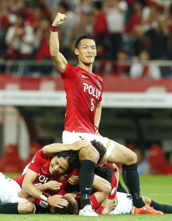 後半、決勝ゴールを喜ぶ槙野(5)ら浦和イレブン=埼玉スタジアム