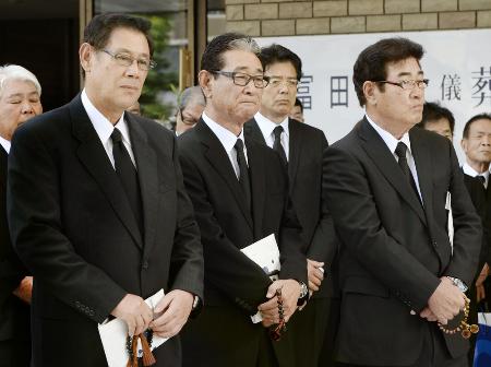 富田勝氏の葬儀で出棺を見守る(左から)田淵幸一氏、星野仙一氏、山本浩二氏=29日午後、大阪市