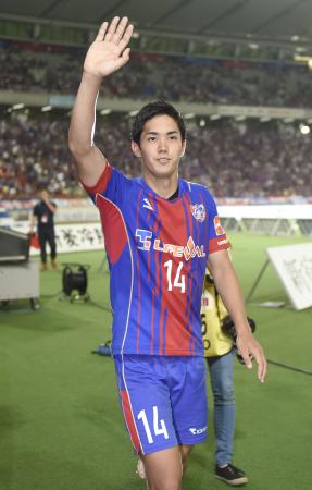 柏に勝利し、サポーターの声援に手を振って応えるFC東京・武藤=味スタ