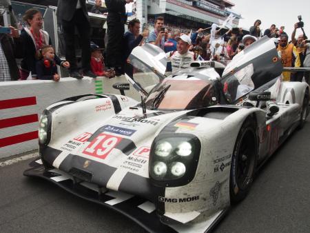 ピットで優勝を祝福されるポルシェ19号=ルマン(撮影・田口浩次)