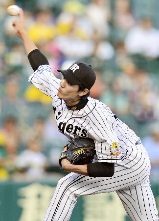 甲子園で行われた交流戦の楽天戦で先発し、ダイナミックな投球を続ける阪神・藤浪(2015年5月27日、共同)
