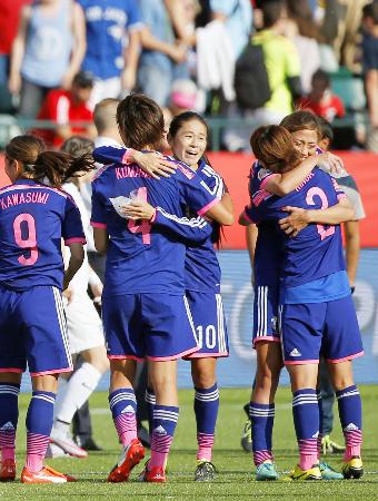 決勝進出を抱き合って喜ぶ澤(中央)ら=エドモントン(共同)