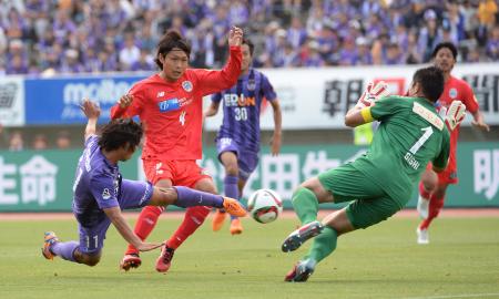 山形戦で前半、先制ゴールを決めた広島の佐藤(左)。J1通算150得点の達成となった(2015年6月20日、共同)