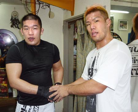 スパーリングを終え、握手をする総合格闘家の石井慧(左)とボクシング日本ヘビー級王者の藤本京太郎=2014年1月16日、東京都豊島区の角海老宝石ジム