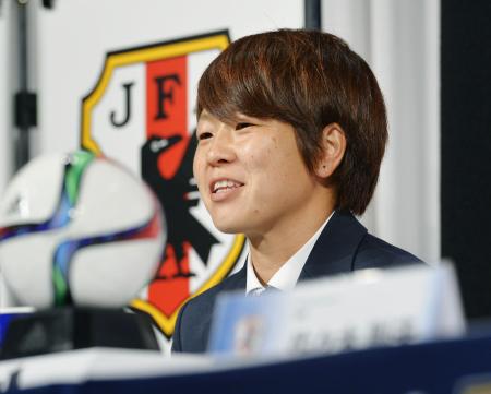 カナダから帰国し、記者会見するサッカー女子日本代表の宮間主将(2015年7月7日、共同)