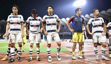 川崎に敗れ、肩を落とす森重(中央)らFC東京イレブン=等々力