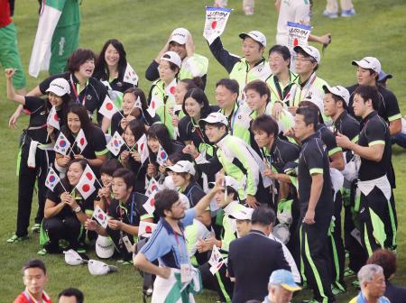 ユニバーシアード夏季大会の閉会式で記念撮影する日本選手たち=光州(2015年7月14日、共同)