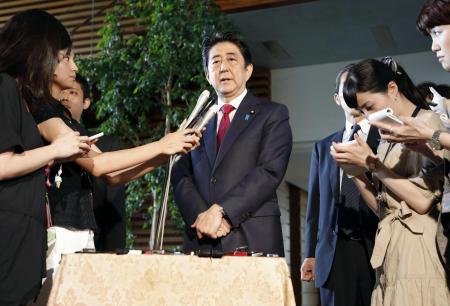 「白紙に戻す」。新国立競技場の建設計画見直しを正式表明する安倍首相(2015年7月17日午後、首相官邸、共同)