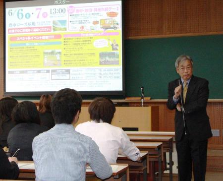 2軍の試合で行ったイベントを題材に、帝塚山大で講義するオリックス事業本部の三上尚弘部長(6月18日、岩田朋宏撮影)