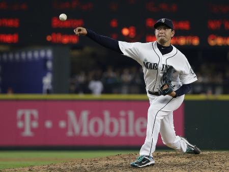 オリオールズ戦で無安打無得点試合を達成したマリナーズ・岩隈久志投手=12日、シアトル(AP=共同)