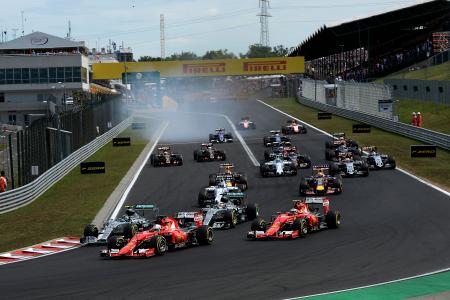 ハンガリーGPで、好スタートを切って予選3番手からトップに立ったベッテル。今後はこのような場面がしばしば見られるのか=Ferrari