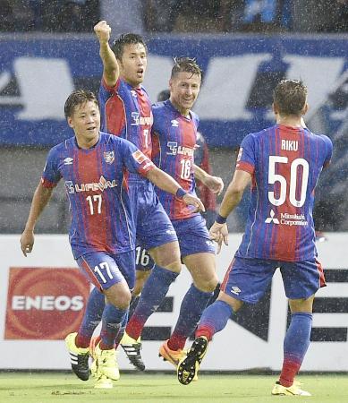 FC東京―G大阪 前半、先制ゴールを決め喜ぶFC東京・米本(左から2人目)=味スタ