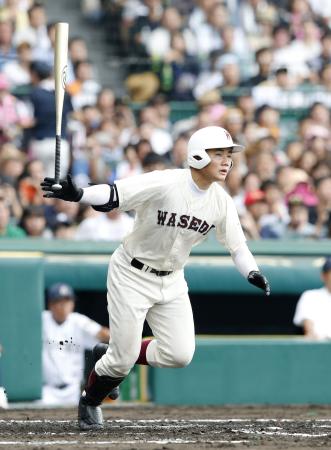 九州国際大付戦の4回裏、右翼ポール際にこの大会2本目の本塁打を放った早実の清宮(2015年8月17日、共同)