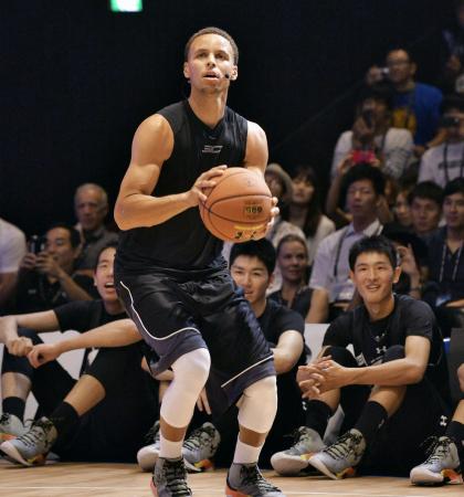 イベントで華麗なプレーを披露するNBAウォリアーズのカリー=4日、東京都内