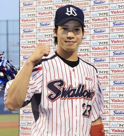 今季30盗塁目を決め、お立ち台でガッツポーズするヤクルト・山田=神宮